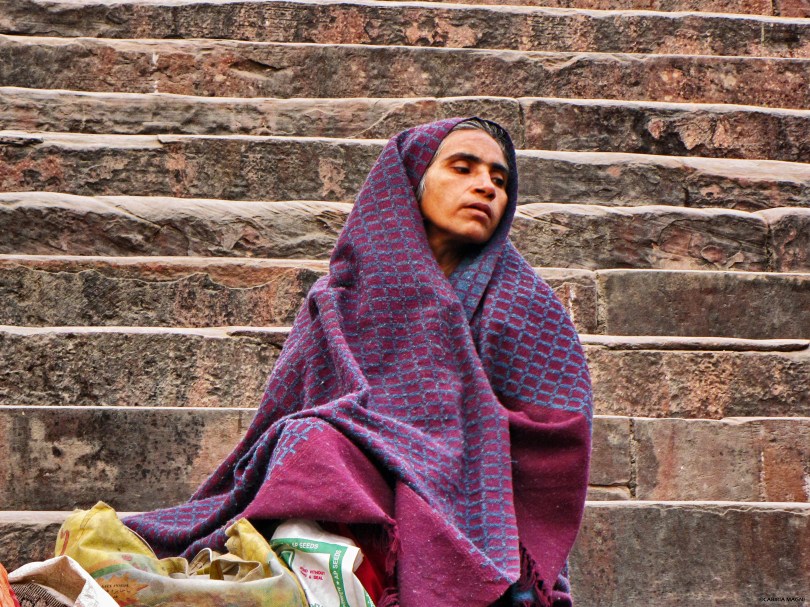 woman on the stairs mosque delhi