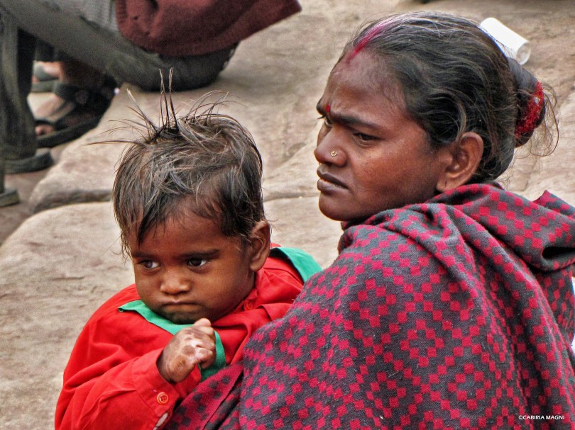woman with child mosque delhi