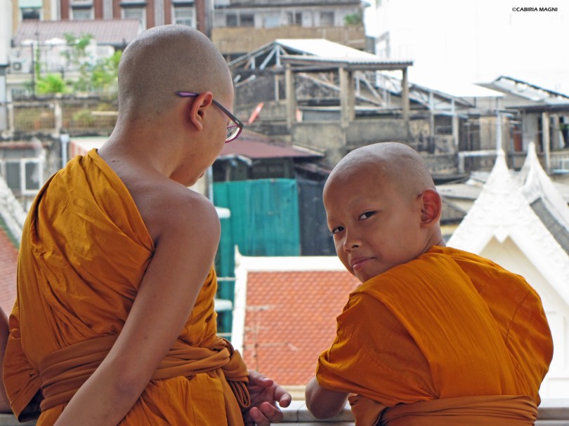 Bangkok, monaci al Wat Traimit. Cabiria Magni, Thailandia