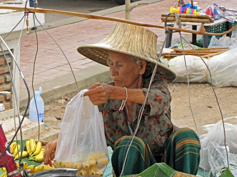 Sukhothai, fuori dal Wat Mahathat. Cabiria Magni, Thailandia