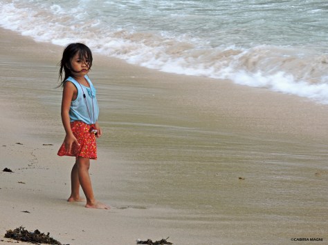 El Nido, bambina sulla spiaggia