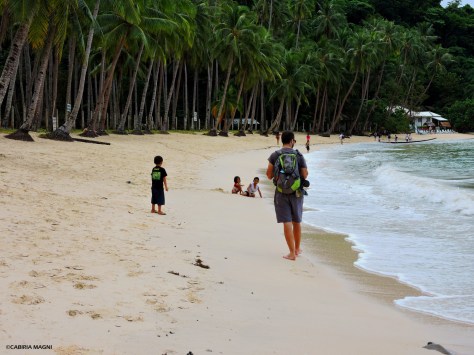 Walking on the beach, Filippine