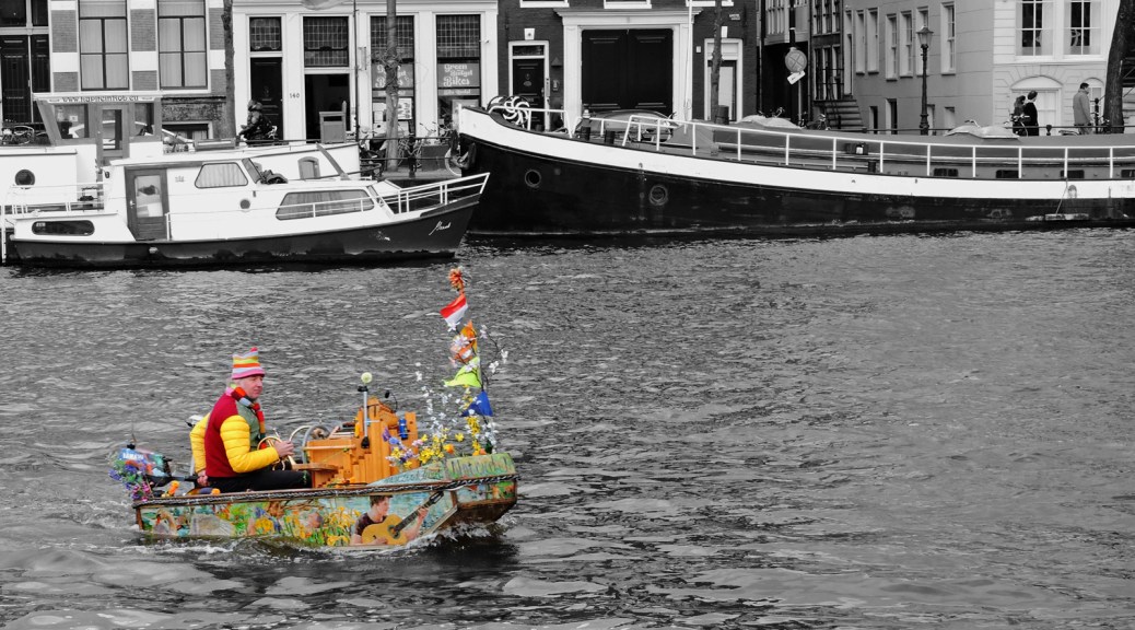 Navigare sui canali ad Amsterdam. Cabiria Magni