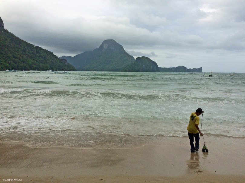 El Nido: giochi sul bagnasciuga, Cabiria Magni, Filippine