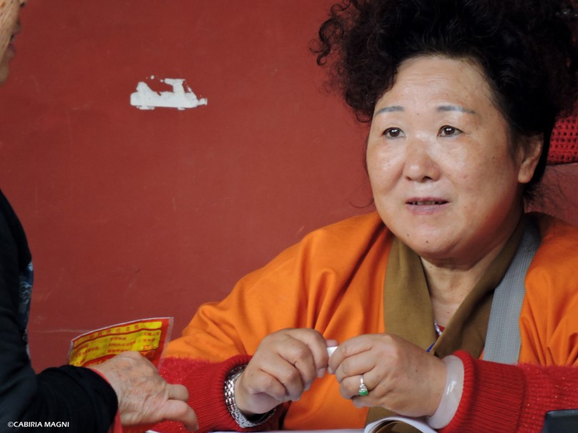 All'interno del tempio Yuantong. Cabiria Magni