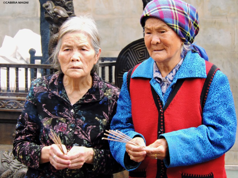 All'interno del tempio Yuantong. Cabiria Magni