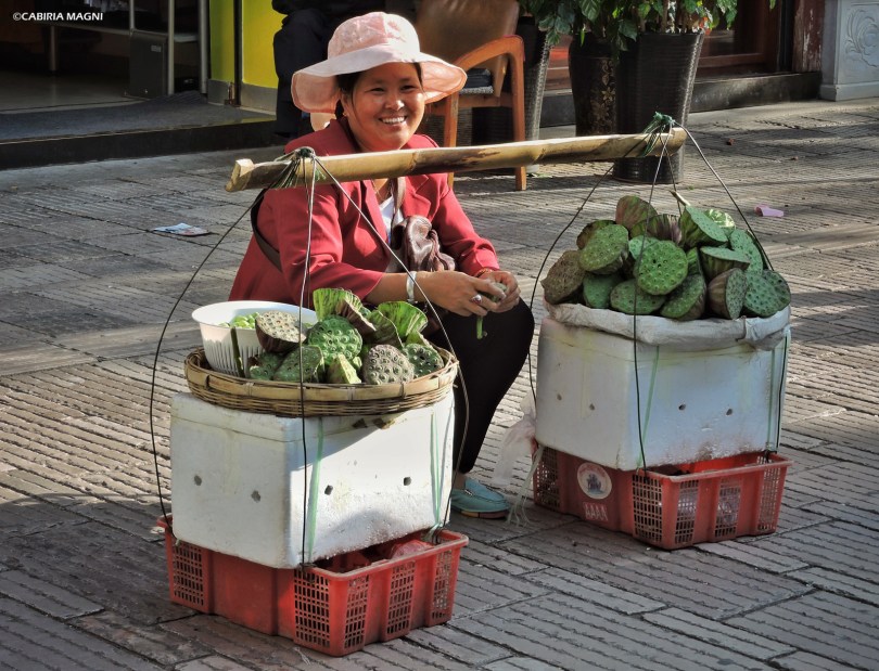 Fiori di loto in vendita - mercato di Jingxing. Cabiria Magni