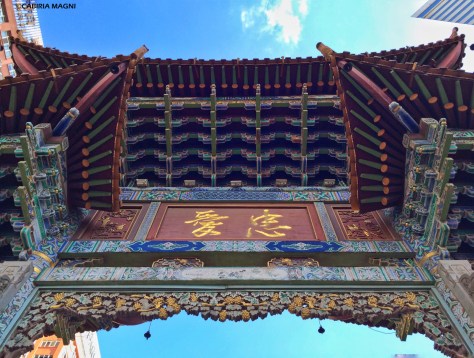 Kunming, sotto la porta di Zengyi Lu road. Cabiria Magni 