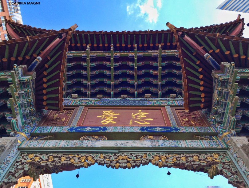 Kunming, sotto la porta di Zengyi Lu road. Cabiria Magni