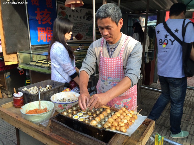 Il mercato di Jingxing, spiedini di uova. Cabiria Magni