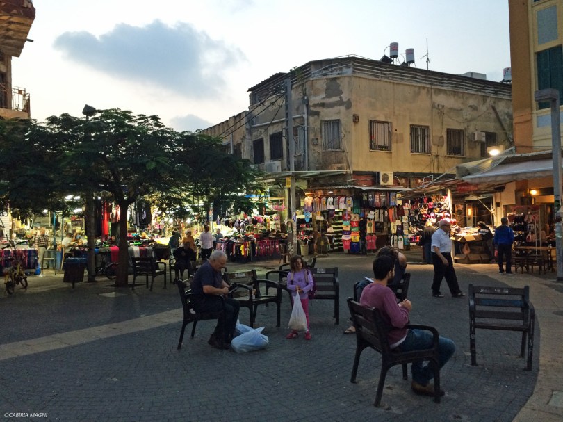 Notturno al Carmel Market. Cabiria Magni