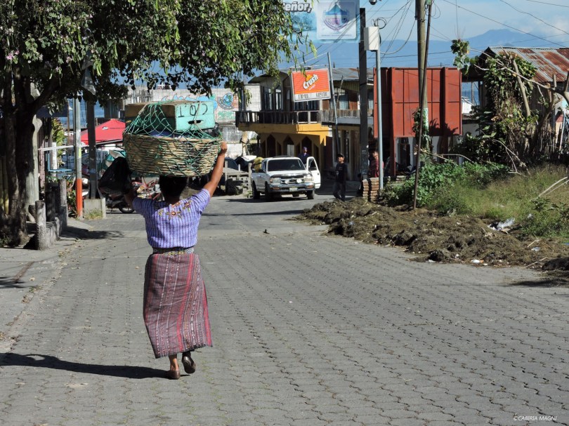 Per le strade di San Pedro la Laguna, Guatemala.