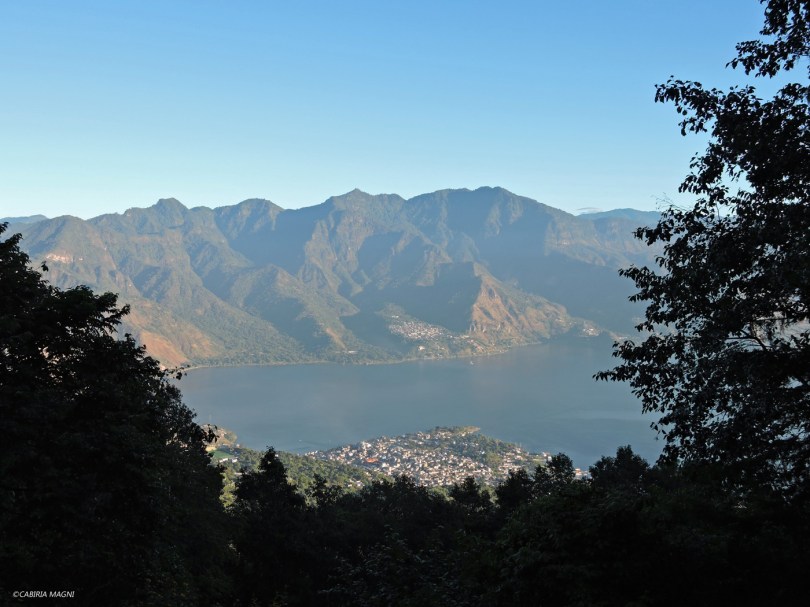 Il lago Atitlan salendo sul vulcano San Pedro. Guatemala.