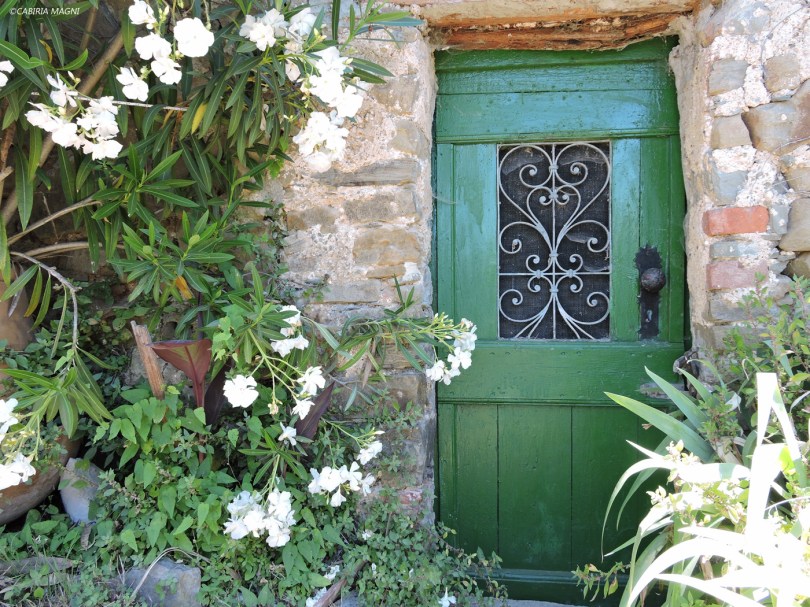 Tra Volastra e Corniglia, porticine. Cabiria Magni, Cinque Terre