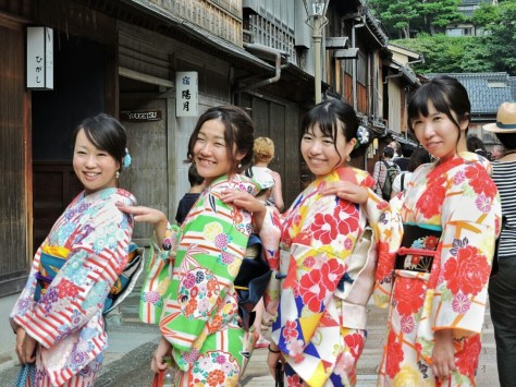 Kanazawa, ragazze con kimono . Giappone, Cabiria Magni