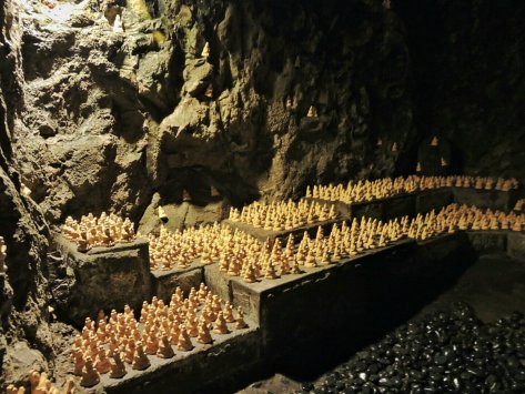 Tempio Hase-dera, la grotta. Kamakura, Giappone, Cabiria Magni