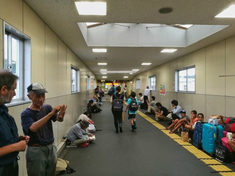 Compagni di viaggio alla stazione Higashi-Koganei , Giappone, Cabiria Magni